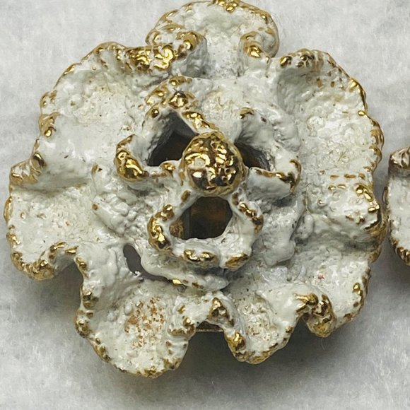 Napier Vintage Clip-on Earrings Metal with White Gold Color Painted Ruffle Edges - Picture 4 of 16